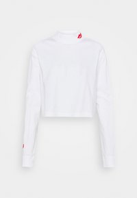 Vit croppad långärmad polotröja i bomull. Har en liten röd flammlogotyp på kragen och röda detaljer på ärmsluten.