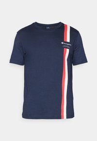 Camiseta de manga corta en color navy, hecha de algodón, con cuello redondo, con rayas verticales en rojo y blanco y el logo de Champion en el lado izquierdo del pecho.