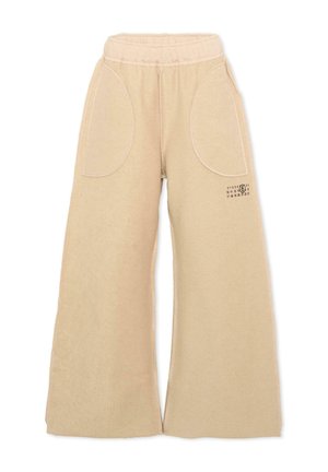 Pantalon beige à jambes larges avec ceinture élastique, grandes poches avant et petits chiffres noirs imprimés près de la poche droite.