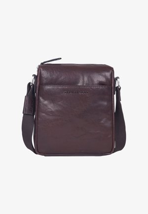 Borsa a tracolla in pelle marrone con una texture liscia, tracolla regolabile, chiusura con zip e logo impresso sul davanti. Forma rettangolare compatta.