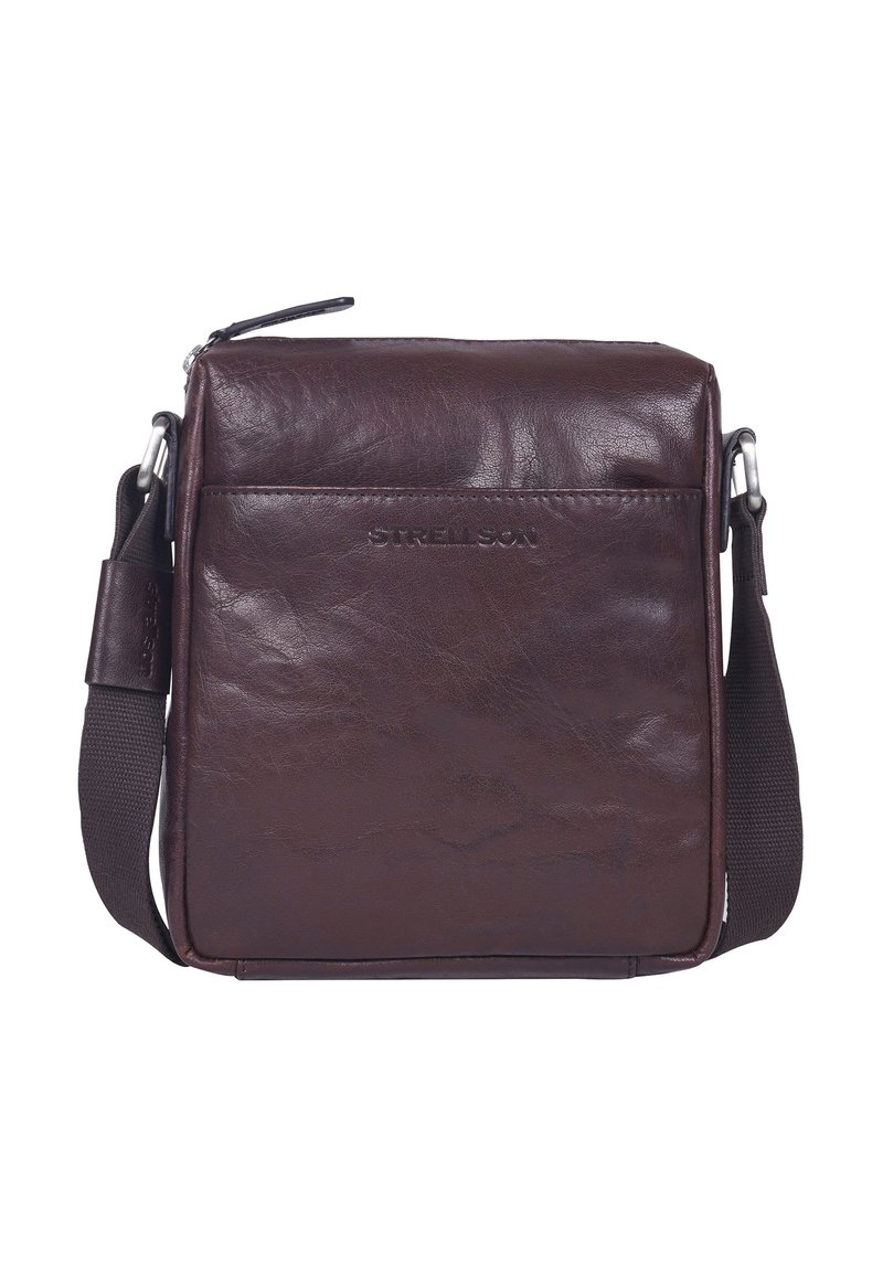 Borsa a tracolla in pelle marrone con una texture liscia, tracolla regolabile, chiusura con zip e logo impresso sul davanti. Forma rettangolare compatta.