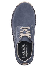 Blaue Wildlederschuhe mit beigen Schnürsenkeln und einer gepolsterten Innensohle, die über dekorative Nähte und eine abgerundete Zehenpartie verfügen. Profilierte Gummisohle mit gemustertem Rand.