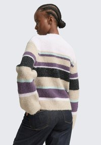Pull en tricot avec des rayures horizontales beiges, violettes, noires et bleu clair, à la surface texturée et à la coupe décontractée.