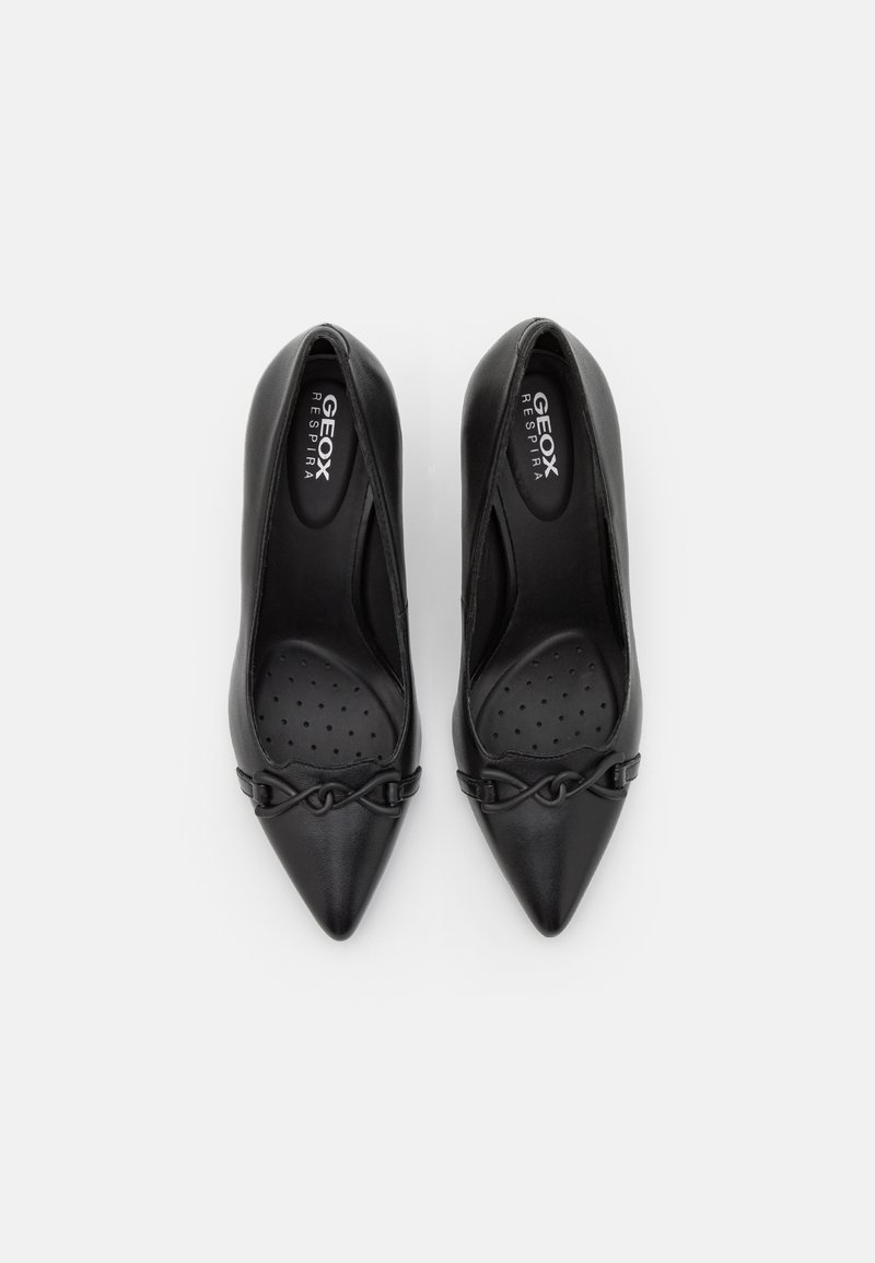 Schwarze Leder-Pumps mit hohen Absätzen, spitz zulaufender Zehenpartie und geflochtenem Akzent an der Vorderseite. Verfügt über eine perforierte Innensohle für Atmungsaktivität.