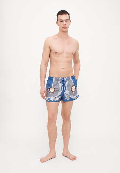 Shorts de bain bleus avec une finition brillante et des motifs argentés complexes. Dotés d'une taille élastique avec cordon de serrage et de poches latérales.