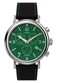 Montre chronographe Timex avec un cadran vert, une lunette en argent, un bracelet texturé noir et des coutures vertes contrastantes ; inclut un affichage de la date.