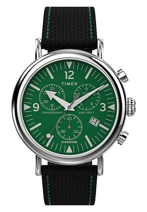 Montre chronographe Timex avec un cadran vert, une lunette en argent, un bracelet texturé noir et des coutures vertes contrastantes ; inclut un affichage de la date.