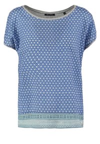 Top azul con estampado de diseño geométrico, mangas cortas y escote gris. Ribete inferior en verde con detalles decorativos.