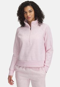 Sudadera de color rosa claro, fabricada con material suave, que cuenta con un cuello de cremallera a cuarto, puños acanalados y un corte holgado. Logo sutil en el pecho.