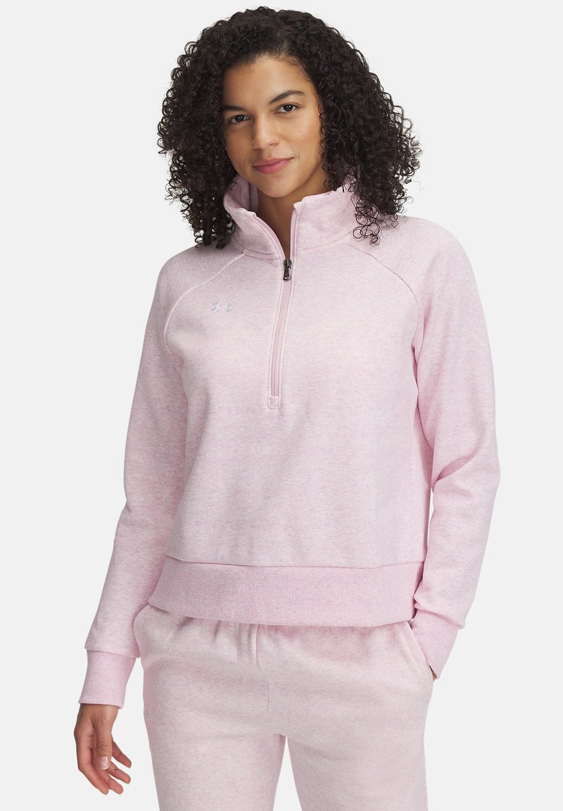Sudadera de color rosa claro, fabricada con material suave, que cuenta con un cuello de cremallera a cuarto, puños acanalados y un corte holgado. Logo sutil en el pecho.