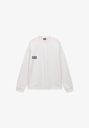 Tricou alb din bumbac cu mâneci lungi și decolteu rotund, având un logo negru pe pieptul stâng și cusături roșii de-a lungul cusăturii umerilor.