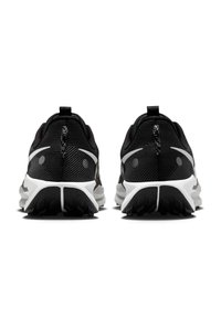 Scarpe da ginnastica nere con una parte superiore in rete testurizzata, dettagli bianchi e una suola in gomma con motivo. La vista posteriore mostra il nastro di trazione e i dettagli del design.