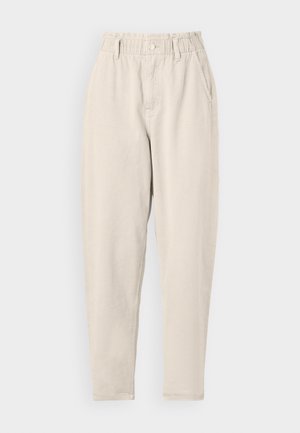 Beige hoge taille broek gemaakt van zachte stof, met zijzakken, een knoopsluiting en een ontspannen pasvorm. Gladde textuur en taps toelopende pijpen.