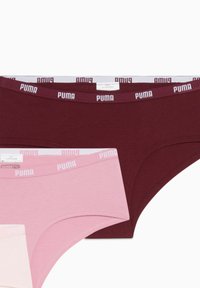 Trei perechi de lenjerie intimă pentru femei în roșu închis, roz deschis și roz pal. Fiecare dintre ele are un brad elastic cu logo-ul "PUMA".