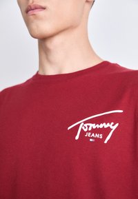 Tommy Jeans SIGNATURE TEE - T-shirt estampada - regatta red