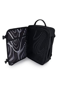 Črni nahrbtnik z robustno zunanjostjo, ki ima vzorčen notranji del, mrežno žepko in zadrgo. Dvojna zasnova predelov za organizacijo.