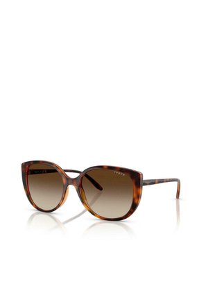 Lunettes de soleil en écaille de tortue avec des verres dégradés marron, une forme audacieuse en œil de chat, et des branches fines arborant le nom de la marque "Vogue" en argent.