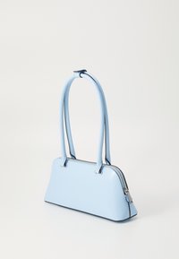 Borsa a mano azzurro chiaro con un design strutturato, tra cui una texture in pelle liscia, manici doppi e una cerniera a contrasto lungo la parte superiore.