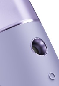Dispositif violet avec une finition mate. Équipé d'une découpe ronde et d'un bouton circulaire. Texture lisse avec un accent métallique en haut.