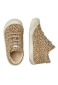 Scarpe di tela a macchie marroni con suole in gomma bianca, dotate di occhielli in metallo e lacci rotondi, con un design basso.