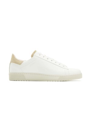Baskets blanches en cuir avec un empiècement en suède beige au talon, lacets plats et semelle en caoutchouc texturé. Design minimaliste avec un logo discret.