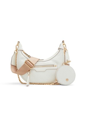 Witte, halve maanvormige handtas met gouden rits, beige verstelbare stoffen riem, gouden ketting en aangehechte ronde muntportemonnee met reliëfpatroon.