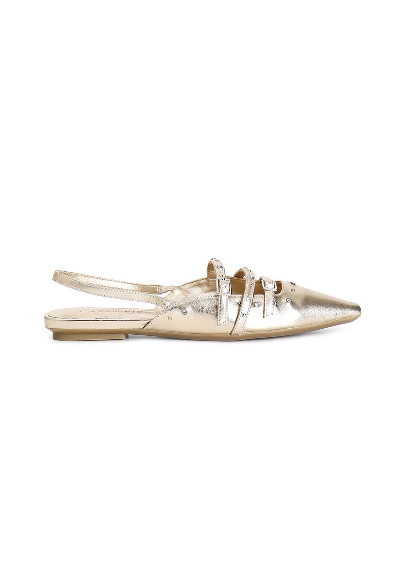 Zapato plano metálico dorado con punta afilada, correa ajustable en el talón, dos correas cruzadas y acentos de tachuelas en la parte superior.