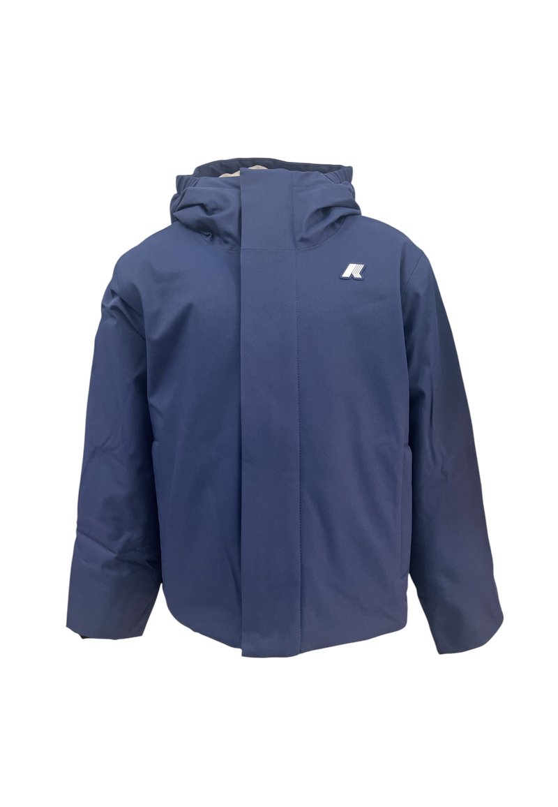 Giacca impermeabile blu navy con cappuccio, dotata di chiusura frontale con zip, polsini elasticizzati e un piccolo logo sul lato sinistro del petto. Texture liscia.