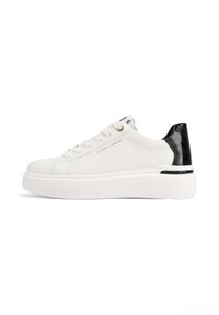 Sneaker bianco con finitura opaca liscia, caratterizzato da un tallone in vernice nera, suola bianca e un sottile branding dorato di lato.