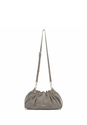 Graue Wildleder-Schultertasche mit verstellbarem Riemen, goldfarbener Hardware, gerafftem oberen Rand und dezentem Logo vorne in der Mitte.