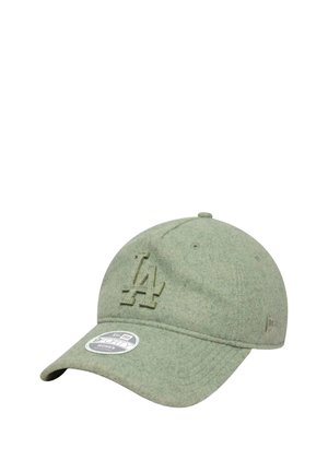 Cappello in lana verde con logo "LA" ricamato, visiera curvata e cinturino regolabile sul retro. Presenta una superficie testurizzata e una finitura morbida.