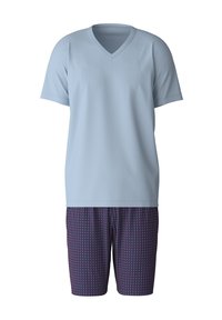 Lichtblauw katoenen V-hals T-shirt gecombineerd met gestreepte paarse shorts met kleine geometrische vormen in rode en blauwe tinten.