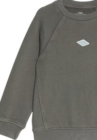 Sweatshirt gris avec un col rond, des manches raglan et des poignets côtelés. Présente un petit logo en forme de diamant bleu sur la poitrine. Texture douce.