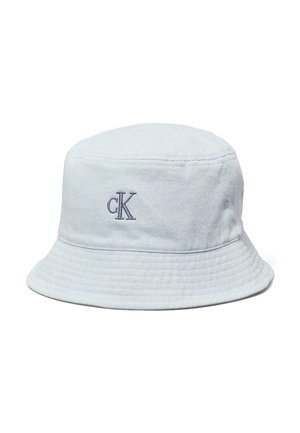 Απαλό μπλε καπέλο τύπου bucket φτιαγμένο από τζιν, με στρογγυλή κορυφή, φαρδύ γείσο και κεντημένο λογότυπο "cK" σε σκούρο μπλε μπροστά.