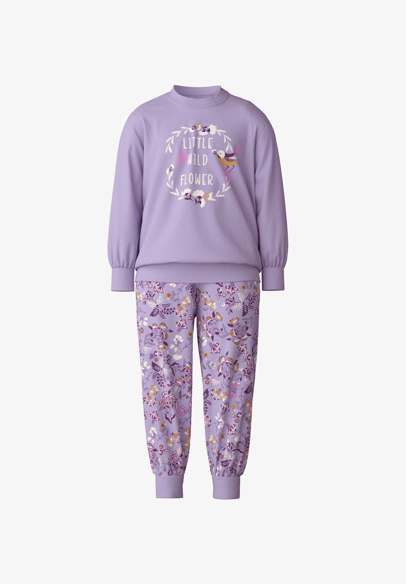 Lavender sweatshirt met bloemenprint en de tekst "Little Wild Flower" en bijpassende broek met elastische manchetten in een kleurrijk bloemenpatroon.