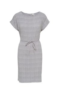 Mönstrad klänning med rund halsringning, korta ärmar, insydd midja med knyt och ett geometriskt tryck i svart och vitt. Mjuk tygtextur.