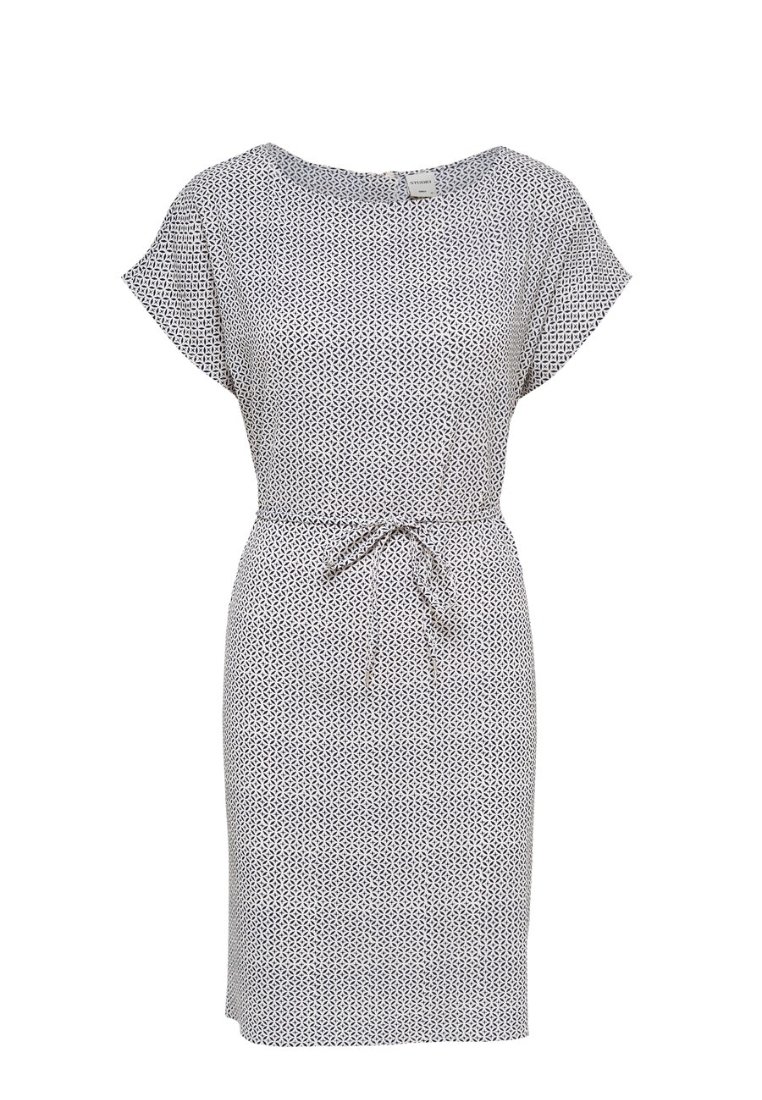 Mönstrad klänning med rund halsringning, korta ärmar, insydd midja med knyt och ett geometriskt tryck i svart och vitt. Mjuk tygtextur.