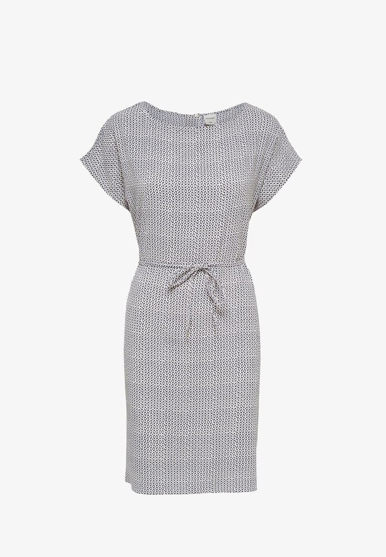 Mönstrad klänning med rund halsringning, korta ärmar, insydd midja med knyt och ett geometriskt tryck i svart och vitt. Mjuk tygtextur.