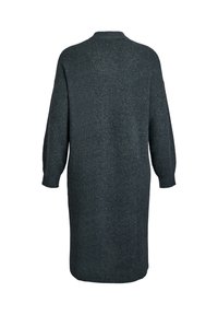Adīta kleita tumši pelēkā krāsā, ar brīvu piegriezumu, apaļu kakla izgriezumu un garām piedurknēm ar ribotām aprocēm. Faktūras audums nodrošina mīkstu izskatu.