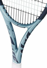 Blauwe tennisracket met een lichtgewicht frame, zwarte snaren en een textuurhandvat omwikkeld met wit. Graffiti-stijl accenten op de steel.