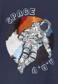 Navyblaues T-Shirt mit einem strukturierten, grafischen Druck eines Astronauten vor einem kreisförmigen, bunten Weltraumhintergrund und dem Wort "SPACE."