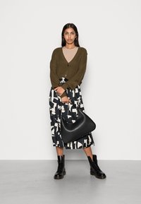 Vero Moda VMLEA V NECK CARDIGAN - Casaco de malha - dark olive