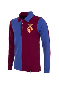 Poloshirt met lange mouwen en een kleurblokontwerp met wijnrode en blauwe panelen, een kraag en een geborduurd embleem in goud en rood.