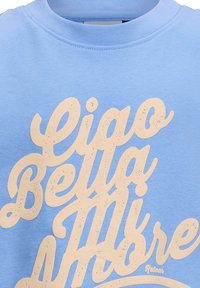 Felpa blu chiaro con grande testo beige che legge "Ciao Bella Mi Amore", con stampa testurizzata e scollatura a costine.