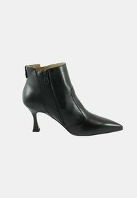 Stivale alla caviglia in pelle nera con punta affusolata, cerniera laterale e un tacco unico a forma conica. Texture liscia con dettagli di design minimalisti.