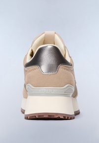 Tacco di sneakers beige e metallizzato con suola crema, battistrada marrone, linguetta e marchio "NAPAPIJRI" sulla parte posteriore della suola.
