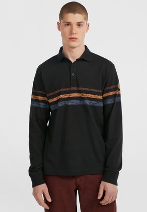 Zwarte polo met lange mouwen met drie horizontale strepen: bruin, oranje en blauw. Beschikt over een knoopsluiting bij de kraag en een logo op de mouw.
