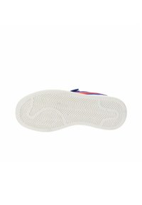 Blauwe en oranje sportieve schoen met een gestructureerde witte rubberen zool. Heeft een gestroomlijnde vorm en een klittenbandsluiting.