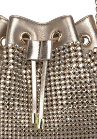 Borsa a secchiello metallica dorata con superficie texturizzata, decorata con piccoli punti rotondi e chiusura a coulisse con dettagli in metallo dorato.