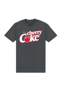 Šedé bavlněné tričko s velkým červeným a bílým grafickým nápisem "Užijte si Cherry Coke" s ilustrací třešně. Krátké rukávy.
